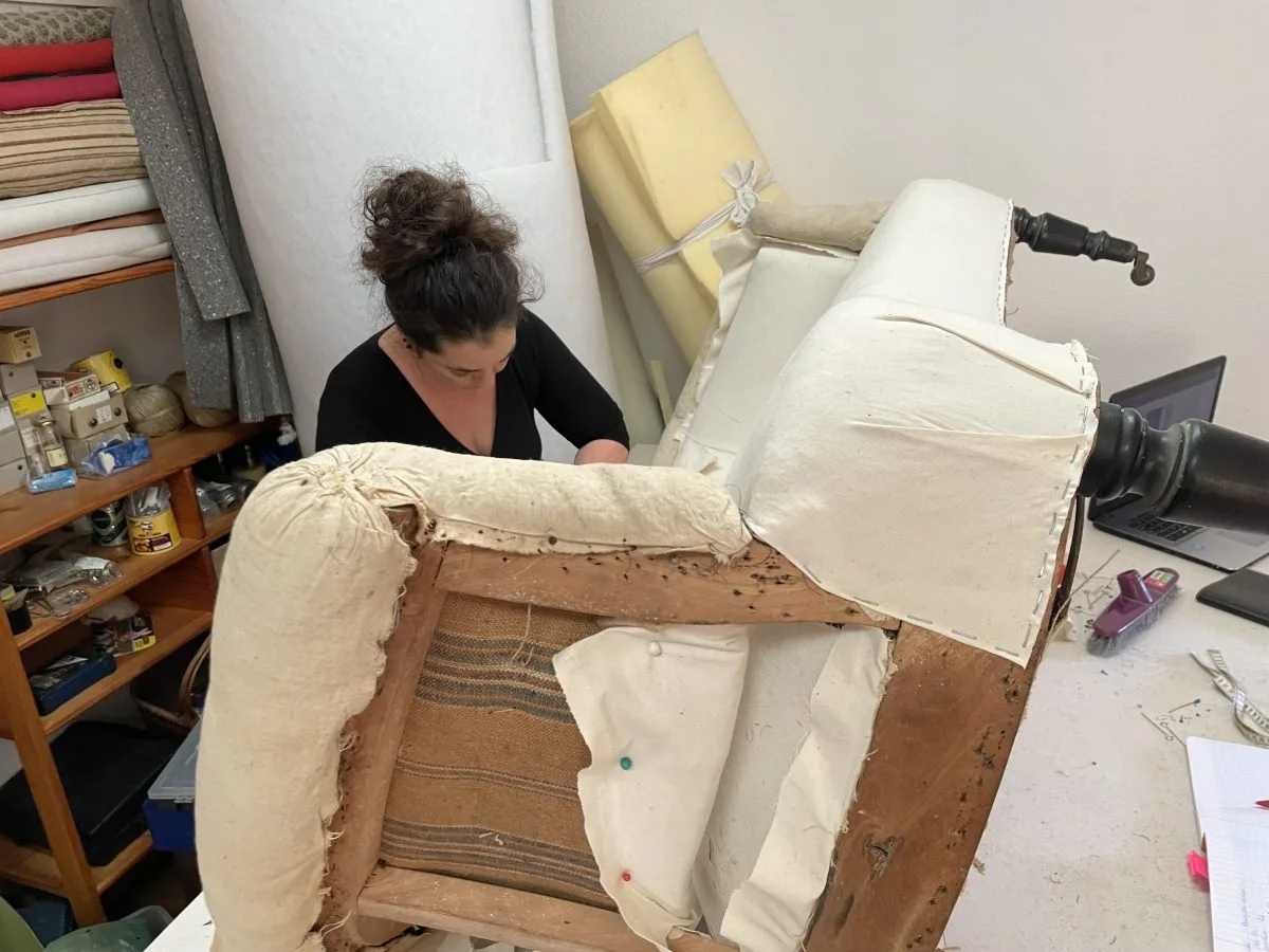 Chaise confortable - Ameline R. L'atelier de Mélanie à Labastide-d