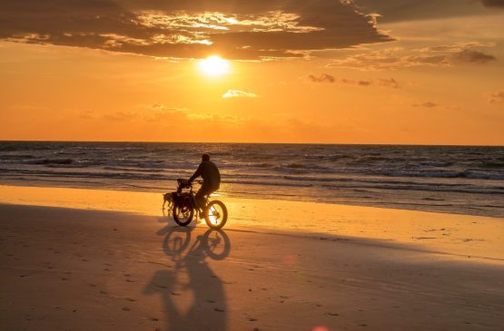 Balade à vélo sur la plage au coucher de soleil Du 5 avr au 26 sept 2024